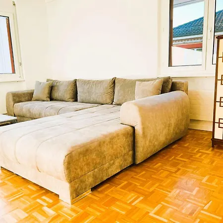 Large Flat With Balcony In Zurich, Kars Inn